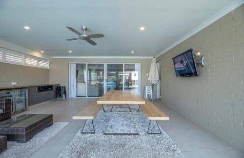 Dubbo House | Riviera Retreat - Pool & Outdoor Kitchen