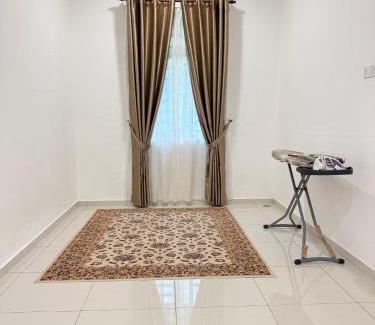 Kampung Gong Badak House | RJ Prima (UMT, UniSZA, Spacious, Beach + Netflix)