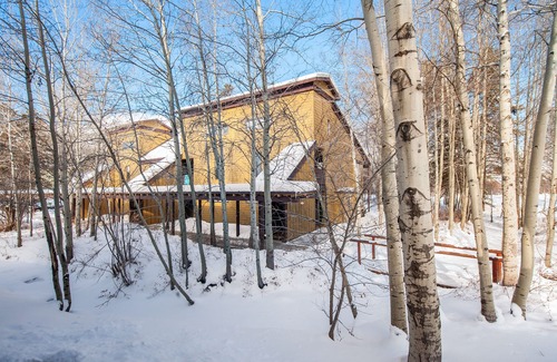 Moose Wilson Road Condo | RMR: Columbine 1011 Condo in The Aspens/Wilson,WY