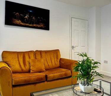 Cradley Apartment | RNM - Business Contractor & Travellers Choice, Private Access & Entire Place, Kitchen & Washroom with amenities, Smart Tv, Easy Access, Fast WiFi, Parking Nearby, Great transport links