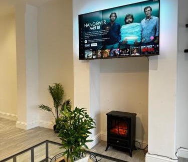 Cradley Apartment | RNM - Business Contractor & Travellers Choice, Private Access & Entire Place, Kitchen & Washroom with amenities, Smart Tv, Easy Access, Fast WiFi, Parking Nearby, Great transport links
