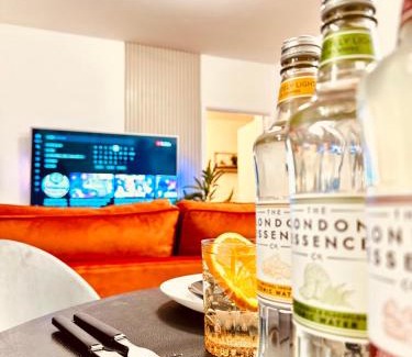 Cradley Apartment | RNM - Business Contractor & Long Stay, Private Access & Entire Place, Kitchen & Washroom with amenities, Smart Tv, Easy Access, Fast WiFi, Parking Nearby, Great transport links