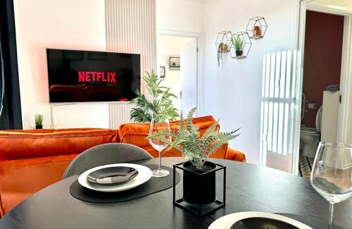Cradley Apartment | RNM - Business Contractor & Long Stay, Private Access & Entire Place, Kitchen & Washroom with amenities, Smart Tv, Easy Access, Fast WiFi, Parking Nearby, Great transport links