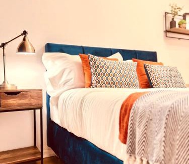 Cradley Apartment | RNM - Business Contractor & Long Stay, Private Access & Entire Place, Kitchen & Washroom with amenities, Smart Tv, Easy Access, Fast WiFi, Parking Nearby, Great transport links