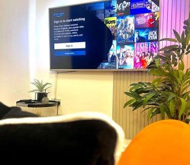 Cradley Apartment | RNM - Business Contractor & Long Stay, Private Access & Entire Place, Kitchen & Washroom with amenities, Smart Tv, Easy Access, Fast WiFi, Parking Nearby, Great transport links