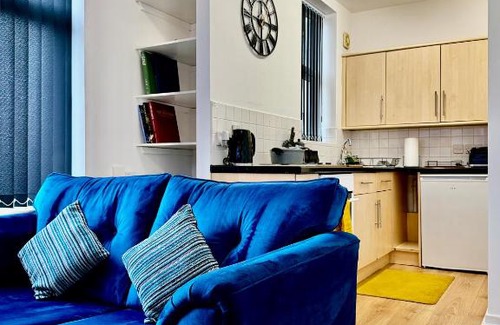 Cradley Apartment | RNM - Business Professional & Top Choice, Private Access & Entire Place, Kitchen & Washroom with amenities, Smart Tv, Easy Access, Fast WiFi, Parking Nearby, Great transport links