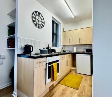 Cradley Apartment | RNM - Business Professional & Top Choice, Private Access & Entire Place, Kitchen & Washroom with amenities, Smart Tv, Easy Access, Fast WiFi, Parking Nearby, Great transport links