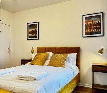Cradley Apartment | RNM - Business Professional & Top Choice, Private Access & Entire Place, Kitchen & Washroom with amenities, Smart Tv, Easy Access, Fast WiFi, Parking Nearby, Great transport links