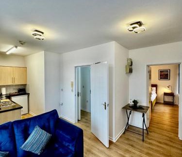 Cradley Apartment | RNM - Business Professional & Top Choice, Private Access & Entire Place, Kitchen & Washroom with amenities, Smart Tv, Easy Access, Fast WiFi, Parking Nearby, Great transport links