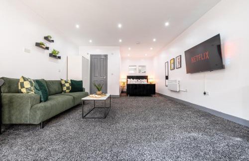 Cradley Apartment | RNM - Business Traveller Ready, Quiet, Private Access & Entire Place, Kitchen & Washroom with amenities, Smart Tv, Easy Access, Fast Starlink WiFi, Parking Nearby
