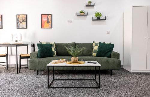 Cradley Apartment | RNM - Business Traveller Ready, Quiet, Private Access & Entire Place, Kitchen & Washroom with amenities, Smart Tv, Easy Access, Fast Starlink WiFi, Parking Nearby