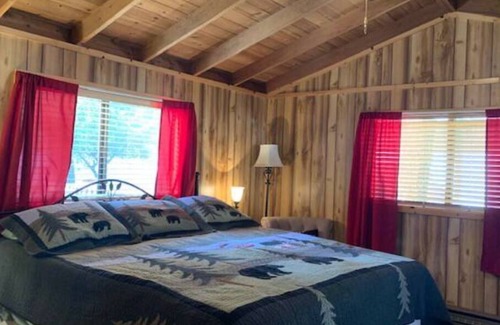 Ruidoso Cabin | "Roaming Deer" - Tons of wildlife, private hot tub and sauna, steps to the Rio