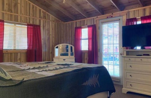 Ruidoso Cabin | "Roaming Deer" - Tons of wildlife, private hot tub and sauna, steps to the Rio