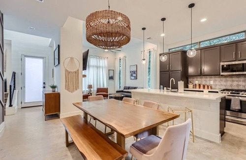 Jonestown House | Roaring Hills Modern Contemporary - New 30 Day Plus Rental