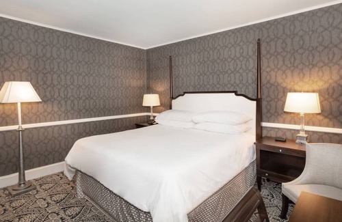 Historic District Hotel | Robert Johnson King, Historic Inns, Near Top Dining & City Attractions