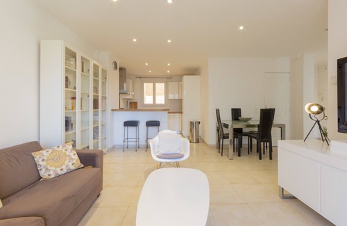 Antibes Old Town Apartment | Robert Soleau bright design flat, center of Antibes
