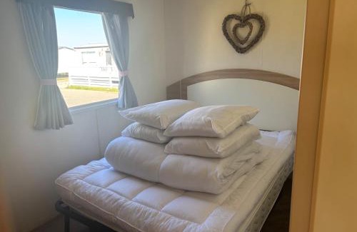 Rhyl Ski Chalet | Robin Hood 3-Bed Caravan Sleeps 8 Pet Friendly