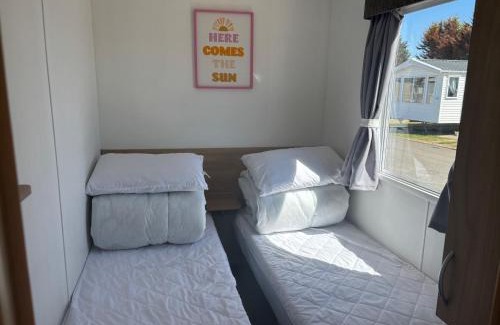 Rhyl Ski Chalet | Robin Hood 3-Bed Caravan Sleeps 8 Pet Friendly