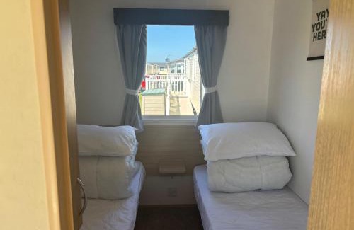 Rhyl Ski Chalet | Robin Hood 3-Bed Caravan Sleeps 8 Pet Friendly