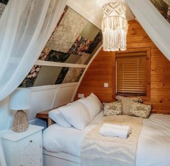 Callington House | Robin Nest - Cosy Shepherd's Hut Hideaway