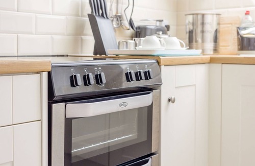 Strefford Apartment | ROBIN'S NEST, pet friendly, character holiday cottage in Strefford