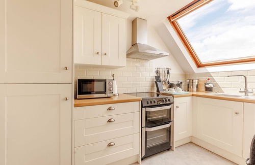 Strefford Apartment | ROBIN'S NEST, pet friendly, character holiday cottage in Strefford