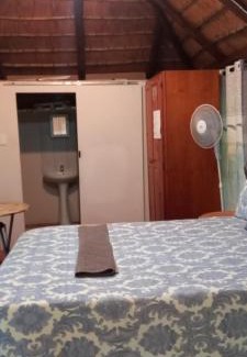 Ethekwini Apartment | Robin's Thatch Studio- bush camp in the suburbs-sleeps 2