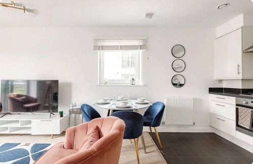 Wainscot Apartment | Rochester - 2 Bed - Sleeps 4 - Balcony - Parking