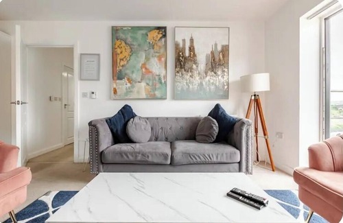 Wainscot Apartment | Rochester - 2 Bed - Sleeps 4 - Balcony - Parking
