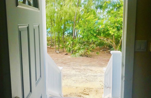 Rainbow Bay Apartment | Rock Hoppa Studios #4 - Your Anywhere Spot!