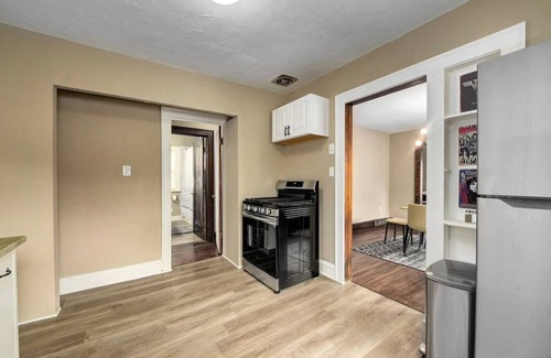 Cleveland Apartment | RocknRoll Crib | 8 Min Cle Clinic | Near Downtown