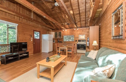 Muskoka Lakes Cottage | Rockside at Bass Lake A Charming family cottage