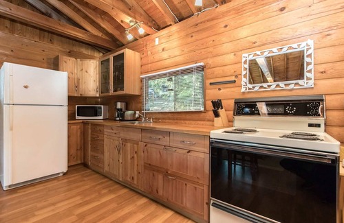 Muskoka Lakes Cottage | Rockside at Bass Lake A Charming family cottage