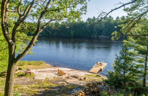 Muskoka Lakes Cottage | Rockside at Bass Lake A Charming family cottage