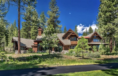 Truckee House | Rockwood Lodge at Lahontan - Monthly Rental! Gated Community w/Private Hot Tub & Custom Furnishings