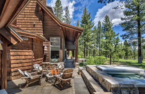 Truckee House | Rockwood Lodge at Lahontan - Monthly Rental! Gated Community w/Private Hot Tub & Custom Furnishings