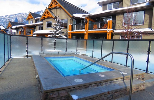 Dead Man's Flats Condo | ★Rocky Mountain Retreat and 5 Min Walk to the Bow