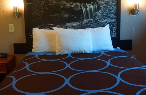 Delmont Hotel | Rodeway Inn Delmont