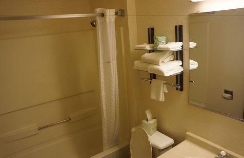 Delmont Hotel | Rodeway Inn Delmont