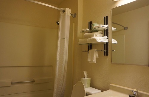 Delmont Hotel | Rodeway Inn Delmont