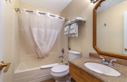 Lake George Hotel | Rodeway Inn Lake George Outlets
