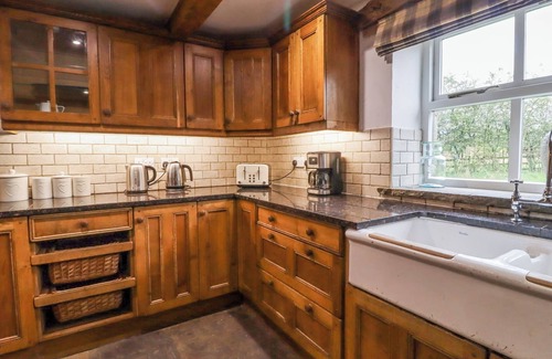 Clitheroe Cottage | ROE DEER COUNTRY RETREAT, family friendly, with hot tub in Clitheroe