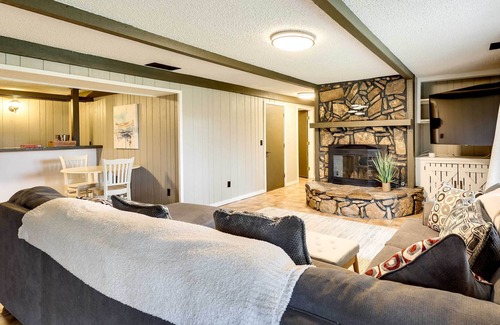 Prairie Creek House | Rogers Home w/ Screened Deck, 2 Mi to Lake!