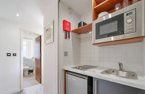 Courtfield Apartment | Roland House - Deluxe Studio