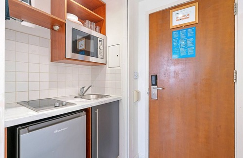 Courtfield Apartment | Roland House - Deluxe Studio