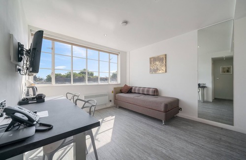 Courtfield Apartment | Roland House - Deluxe Studio C
