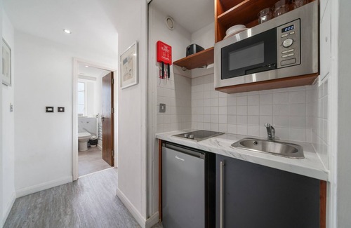 Courtfield Apartment | Roland House - Deluxe Studio D