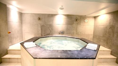 Courtfield Apartment | Roland House