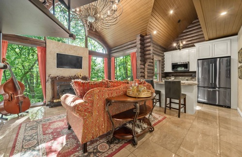Logan Cabin | Romance-Grande Old World-Lux Hot Tub-Kayaks-Private Spa w/Massage Chair & Sauna