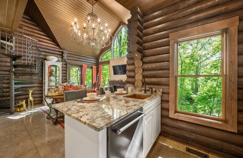 Logan Cabin | Romance-Grande Old World-Lux Hot Tub-Kayaks-Private Spa w/Massage Chair & Sauna